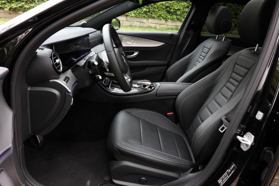Интерьер Mercedes-Benz E220 d AMG Line 2016 года  (WW) (фото 3 из 19)